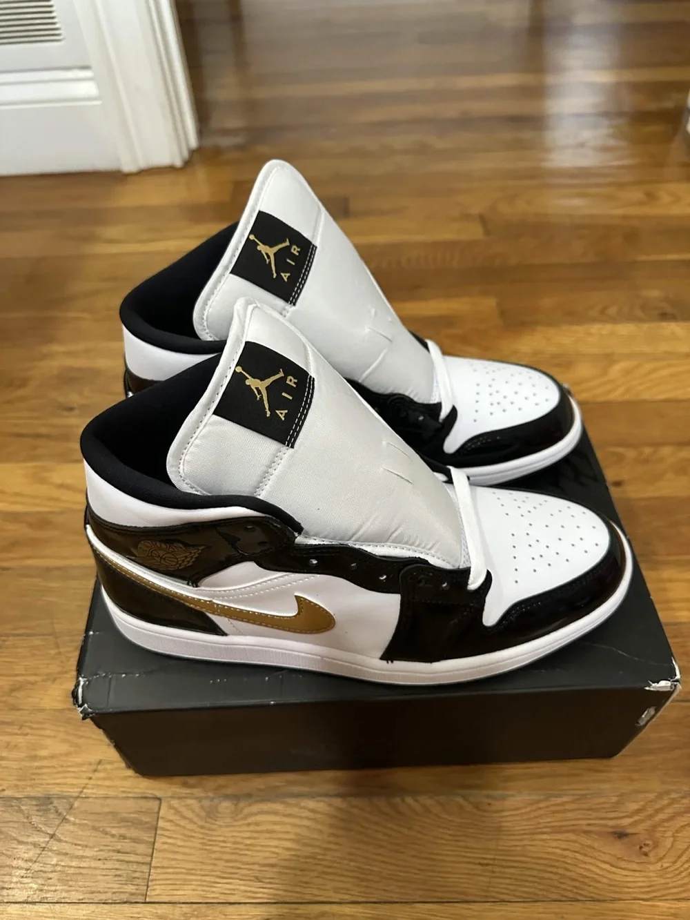 *Slightly Used* Jordan 1 Mid Men White Gold (852542-007) Size 8.5 *Damaged Box*